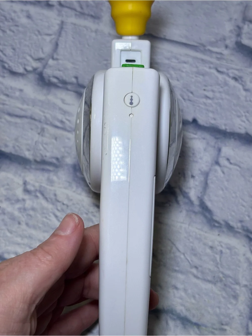 Bop It Talking Handheld Electronic Reflex Game White 2008 Hasbro Shout Out Works